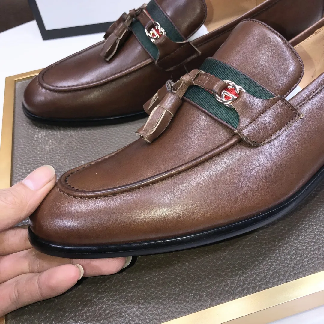 Factory batch 500💰Italy’s top luxury men’s shoe giant (GUCCI) (Gucci) (full cowhide lining) new arrival🍃Original European style🔰 Pleasant to the eye😍In order to make the shoes more durable and non-deformable🌀The production continues to follow traditional methods but there is still no lack of innovation💪The original sheepskin is selected for the leather♻️Smooth, natural and extra bright⭐Made of imported cowhide The rich man’s first choice 38-45 (45 customized)
